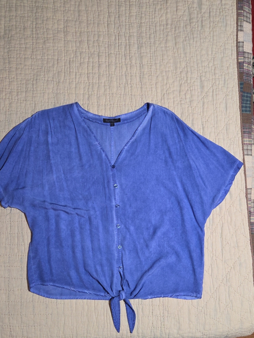 Velvet Heart XL Button-Front Tie Hem Blouse in Periwinkle Blue